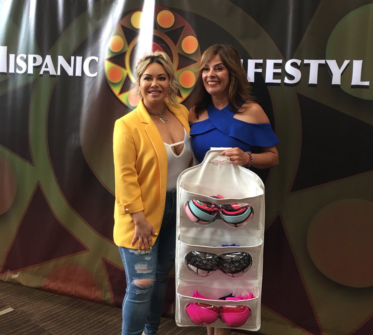 HangingSecrets's tweet photo. Thank you @Chiquis626 for your kindness generosity supporting women #Emprendedores #Startups #LA #BeeBoss  #Telemundo #Latinas #Entrepeneur https://t.co/xoR9DCpmqO