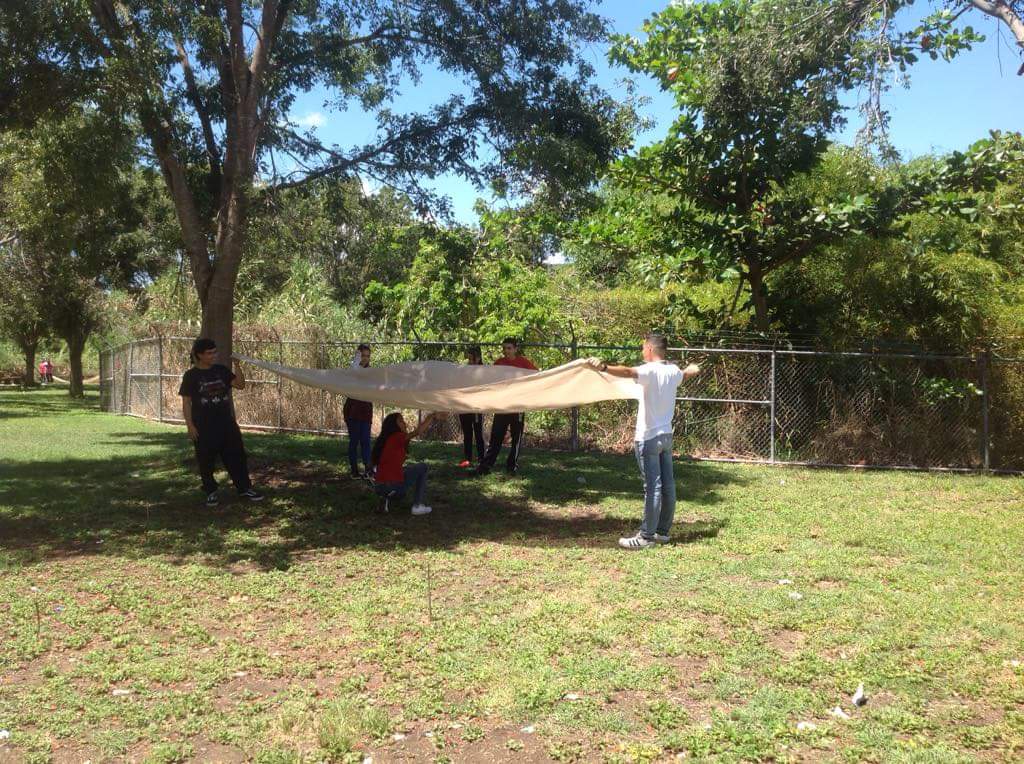 EscLCR's tweet photo. Los grupos de Sahilis Rodriguez y Silvia Ruiz trabajando el PBL. Cada grupo demarcó 4 áreas y en cada una se tomaron datos de temperatura, posición del sol, localización relativa y absoluta para determinar el mejor lugar para los cultivos acuapónicos @SecEducacionPR @EDUCACIONPR https://t.co/Jv3Ti6fyNe
