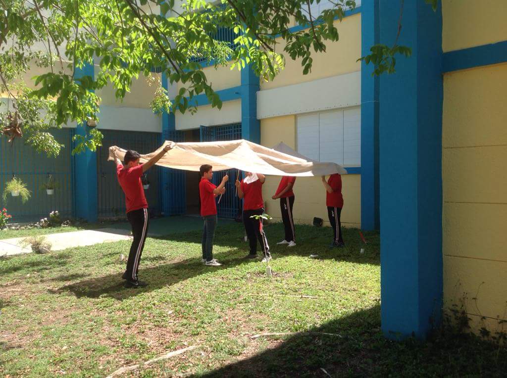 EscLCR's tweet photo. Los grupos de Sahilis Rodriguez y Silvia Ruiz trabajando el PBL. Cada grupo demarcó 4 áreas y en cada una se tomaron datos de temperatura, posición del sol, localización relativa y absoluta para determinar el mejor lugar para los cultivos acuapónicos @SecEducacionPR @EDUCACIONPR https://t.co/Jv3Ti6fyNe