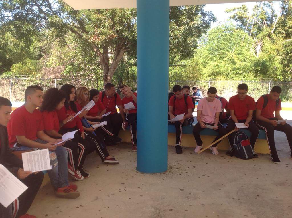 EscLCR's tweet photo. Los grupos de Sahilis Rodriguez y Silvia Ruiz trabajando el PBL. Cada grupo demarcó 4 áreas y en cada una se tomaron datos de temperatura, posición del sol, localización relativa y absoluta para determinar el mejor lugar para los cultivos acuapónicos @SecEducacionPR @EDUCACIONPR https://t.co/Jv3Ti6fyNe