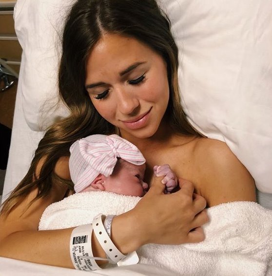 retrosmilaa's tweet photo. My beautiful bundle of joy has arrived 💖
Aaliyah Hendrix 13:30 PM 04.06.2018 8 pounds 13 ounces https://t.co/yYXXK33ick