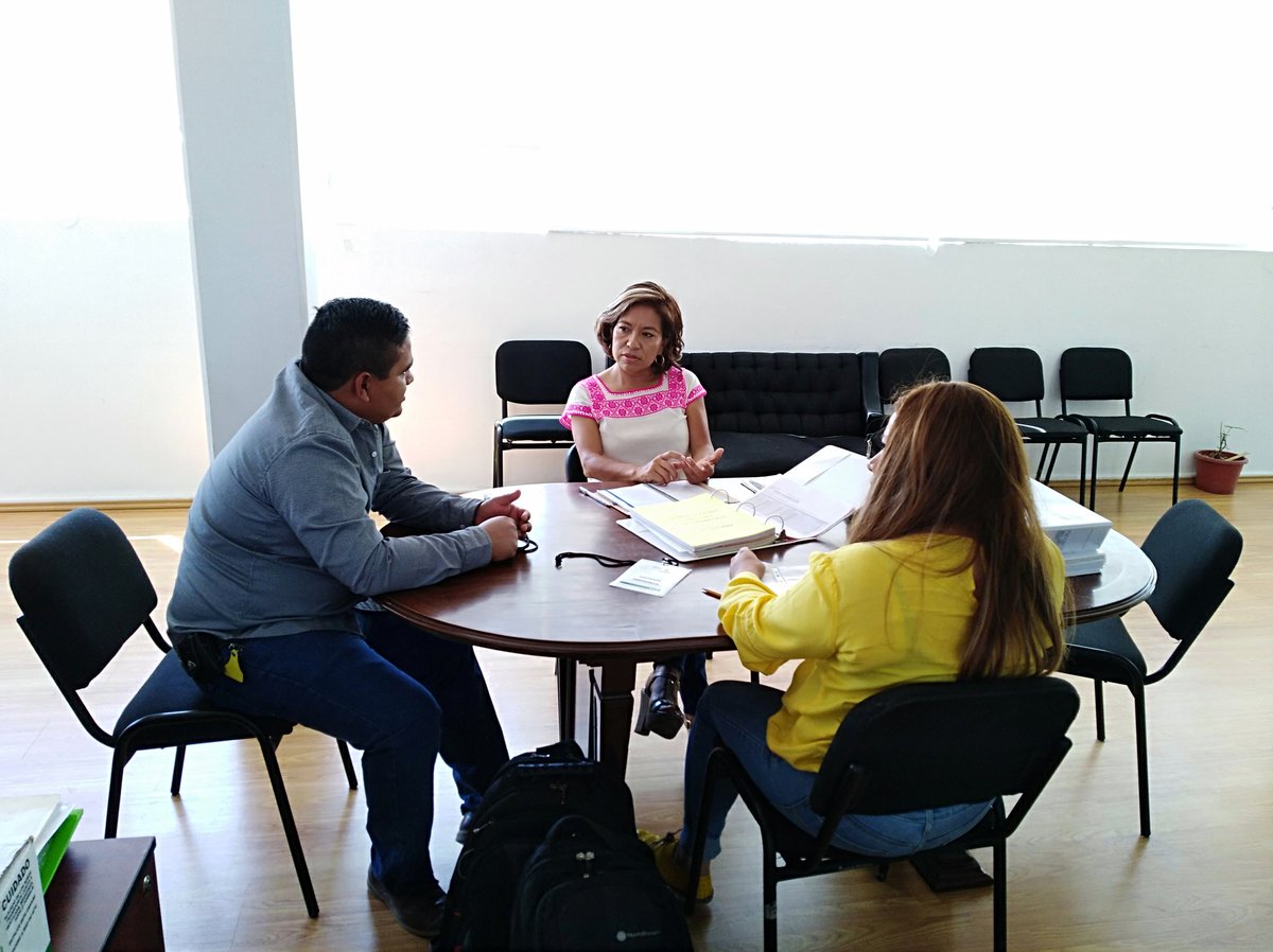 DesdeGto's tweet photo. Reunión de trabajo con @Bettyvaz2 &amp; @MVZSantiagoCruz @MVZSantiagoCruz Coordinadores de #ExtensionismoGto
Seguimos en proceso de cierre de ejercicio 2017
Gracias por su apoyo &amp; disposición Compañeros.

@incarural @Rumirtwiteer https://t.co/DcZ2iI7jGf