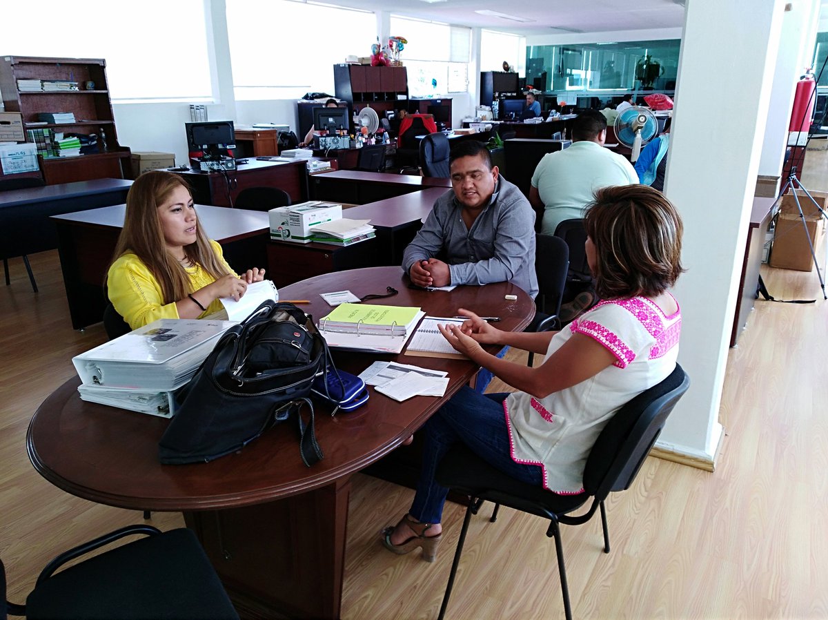 DesdeGto's tweet photo. Reunión de trabajo con @Bettyvaz2 &amp; @MVZSantiagoCruz @MVZSantiagoCruz Coordinadores de #ExtensionismoGto
Seguimos en proceso de cierre de ejercicio 2017
Gracias por su apoyo &amp; disposición Compañeros.

@incarural @Rumirtwiteer https://t.co/DcZ2iI7jGf