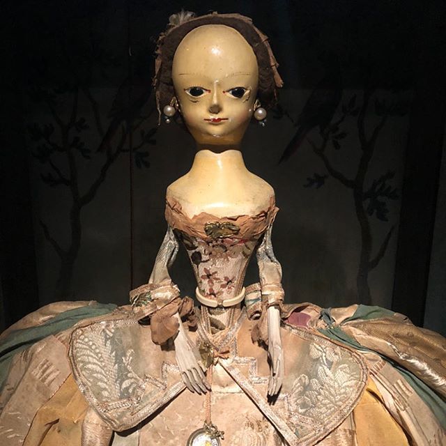 British doll in an American painted pine box, circa 1748 #metlikelife #doll #toy #materialculture #miniatureadult #childhood #fashiondoll #watch #fashion #silk #dress #gown #mantua #textiles #design #ornament #18thcentury #1740s #rococo #arthistory #vast… ift.tt/2GDpJg2