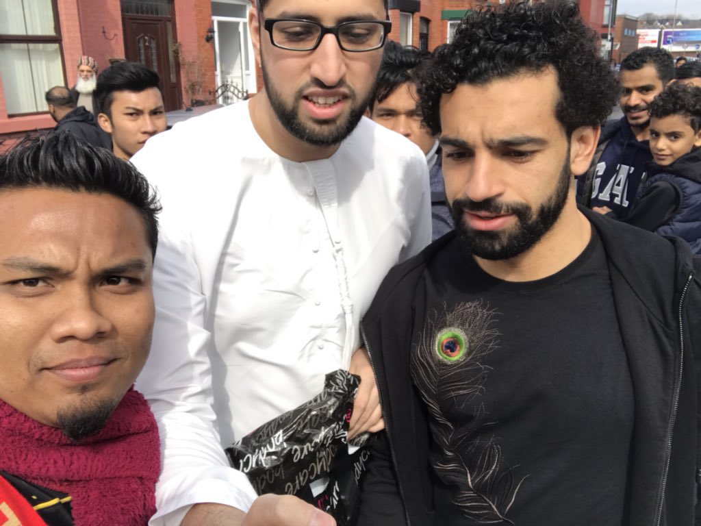 alharis2101's tweet photo. Ana tau la ana fan Man United pon, ana nk selfie dgn enta jgk 😂.ka sbb ana xpkai jubah?? H̥ͦḀͦH̥ͦA TƐʀɮǟɛK ɮ@Q H@NG!!! Player Muslim Terbaik ,rezki hari Jumaat jumpa lepas sembahyang😍
#mosalah #gloryglorymanunited #ggmu #reddevils #respect #playerfootball #egypt #kingofegypt https://t.co/hn1uLlTIiR