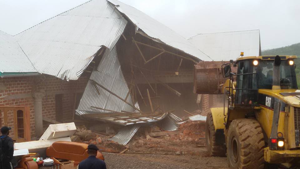 Diasporakatanga's tweet image. #Likasi : Démolition des maisons construites anarchiquement sur le site de la #Gecamines au Quartier Travecha 1,2 et 3 dans la Commune de Panda derrière la Clinique de Panda