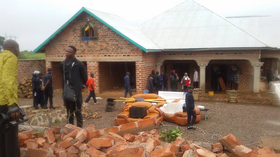 Diasporakatanga's tweet image. #Likasi : Démolition des maisons construites anarchiquement sur le site de la #Gecamines au Quartier Travecha 1,2 et 3 dans la Commune de Panda derrière la Clinique de Panda