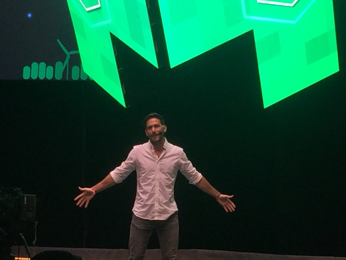 OswaldoRubioMX's tweet photo. Mi momento favorito en #TalentLand fue conocer al Doctor en Física de Partículas y divulgador científico @JaSantaolalla. Es un tipazo 👍 https://t.co/vBksRUVUH7
