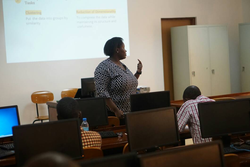 pythontz's tweet photo. Madam @rhysrose presenting unsupervised learning and its applications
#PytzMLS2018 #Tanzania #IndabaX #cive https://t.co/KGRzybq5dr