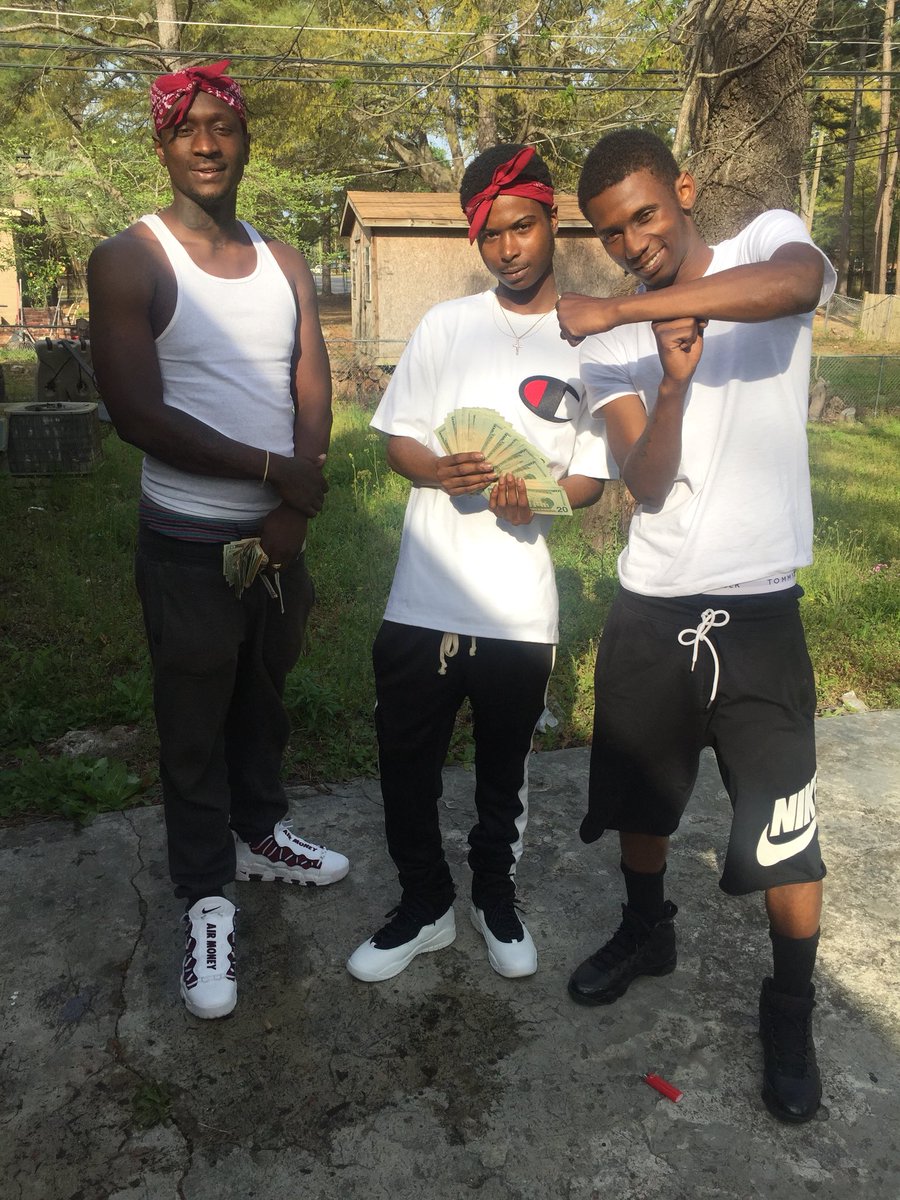 LuckieMuvasPapi's tweet photo. This A Money Set Bitch My Team Winning’ 🤞🏾❤️💰🚶🏿‍♂️ #TRAP4L #NKB4L #500Poplar @NKB_LilAl  @KingKlip_ https://t.co/J142dI5K4V