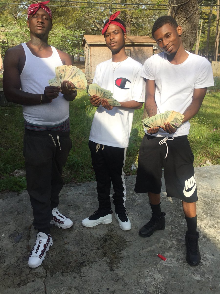 LuckieMuvasPapi's tweet photo. This A Money Set Bitch My Team Winning’ 🤞🏾❤️💰🚶🏿‍♂️ #TRAP4L #NKB4L #500Poplar @NKB_LilAl  @KingKlip_ https://t.co/J142dI5K4V