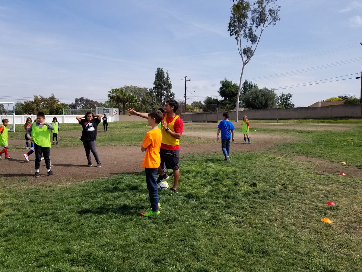 MrsShoshLevin's tweet photo. Having a great time practicing with a coach from the Fullerton Rangers today. These players rock! #Hermosaleads2018 https://t.co/sFc4J1vt2I