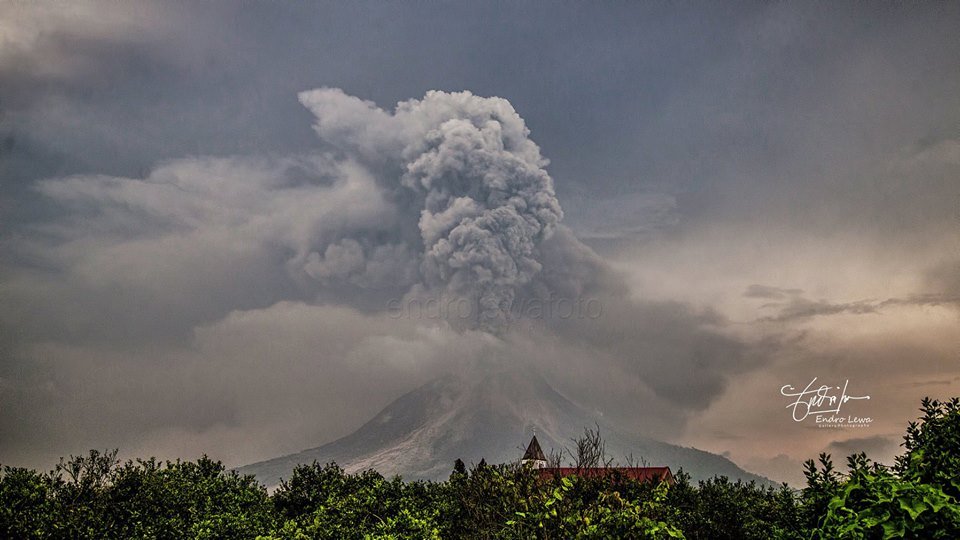 VolcanoJeannie's tweet photo. Eruption at Gunung (Mount) #Sinabun(g)
06/04/2018 - 4:53pm
IMAGES: by Endro Lewa - Supporter of the 'International Day of Volcanoes' proposal
READ & SIGN HERE: https://t.co/unPoykjdBx
#InternationalDayOfVolcanoes #10April #HariGunungapiInternasional
https://t.co/JqqTX5cSkx https://t.co/Jx3aPYkVQl