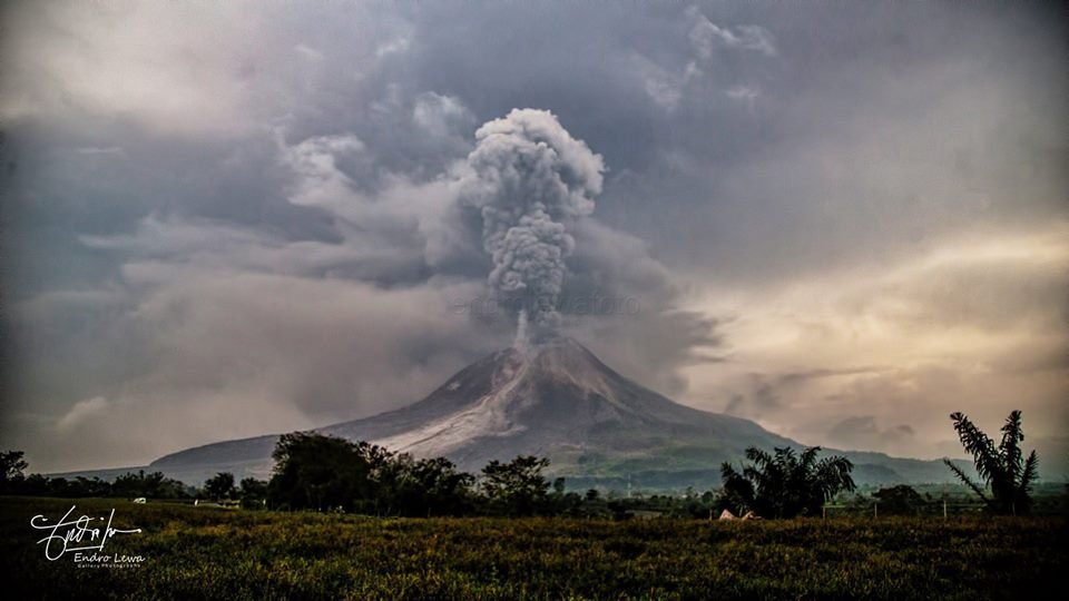 VolcanoJeannie's tweet photo. Eruption at Gunung (Mount) #Sinabun(g)
06/04/2018 - 4:53pm
IMAGES: by Endro Lewa - Supporter of the 'International Day of Volcanoes' proposal
READ & SIGN HERE: https://t.co/unPoykjdBx
#InternationalDayOfVolcanoes #10April #HariGunungapiInternasional
https://t.co/JqqTX5cSkx https://t.co/Jx3aPYkVQl