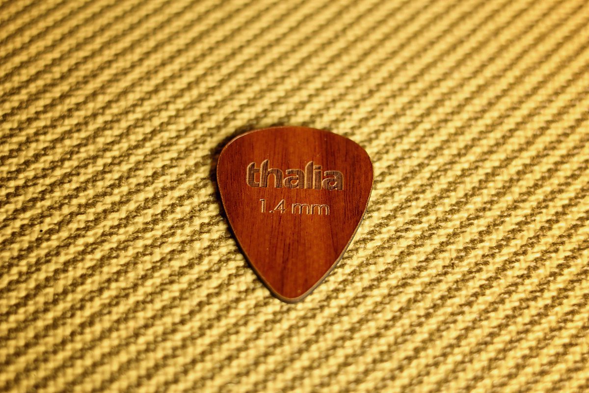 ThaliaCapos's tweet photo. Oh, hello there tweed. #flatpickfriday
.
.
.
#guitarpicks #woodpick #thaliapicks #rosewoodpicks #tweed #flatpicks #flatpicking #tonefordays #picksofinstagram https://t.co/ACjn8lyQ2F
