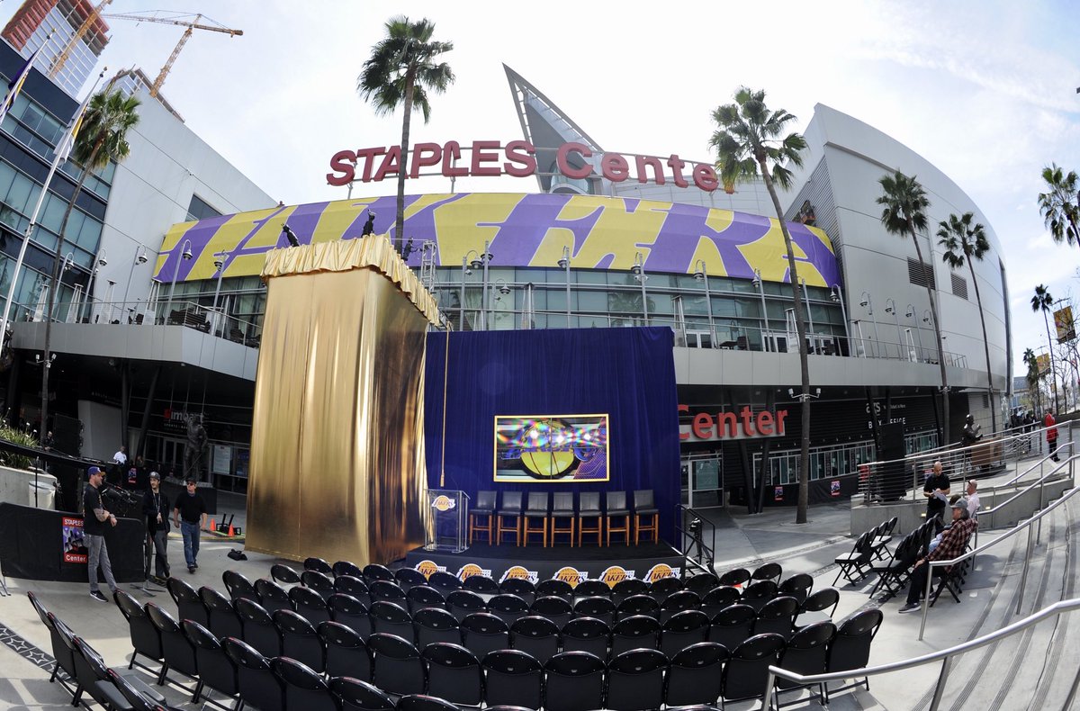 Today @Lakers legend Elgin Baylor joins Star Plaza as its 10th resident!  The current Lakers then take the court against the Minnesota Timberwolves  at 7:30pm. #ElginBaylorStatue #LakeShow