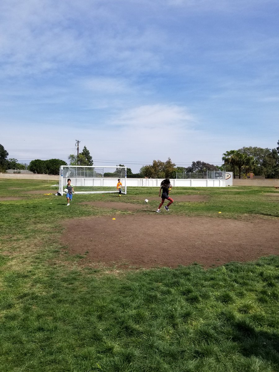 MrsShoshLevin's tweet photo. Having a great time practicing with a coach from the Fullerton Rangers today. These players rock! #Hermosaleads2018 https://t.co/sFc4J1vt2I