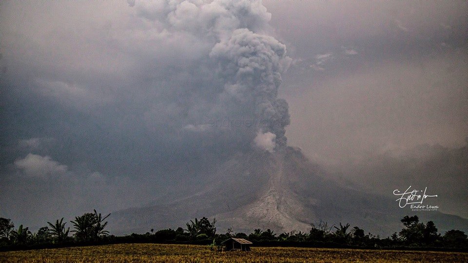 VolcanoJeannie's tweet photo. Eruption at Gunung (Mount) #Sinabun(g)
06/04/2018 - 4:53pm
IMAGES: by Endro Lewa - Supporter of the 'International Day of Volcanoes' proposal
READ & SIGN HERE: https://t.co/unPoykjdBx
#InternationalDayOfVolcanoes #10April #HariGunungapiInternasional
https://t.co/JqqTX5cSkx https://t.co/Jx3aPYkVQl