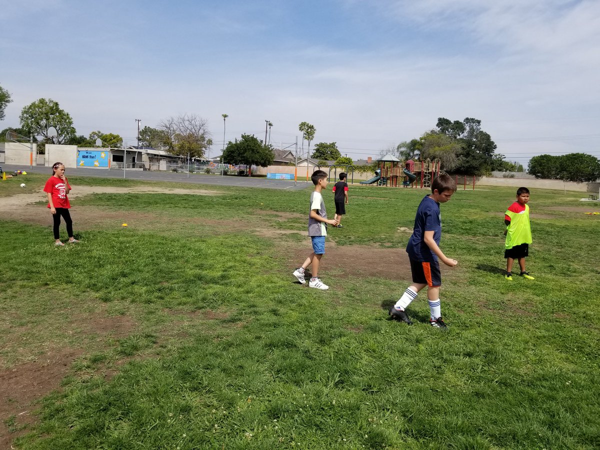 MrsShoshLevin's tweet photo. Having a great time practicing with a coach from the Fullerton Rangers today. These players rock! #Hermosaleads2018 https://t.co/sFc4J1vt2I