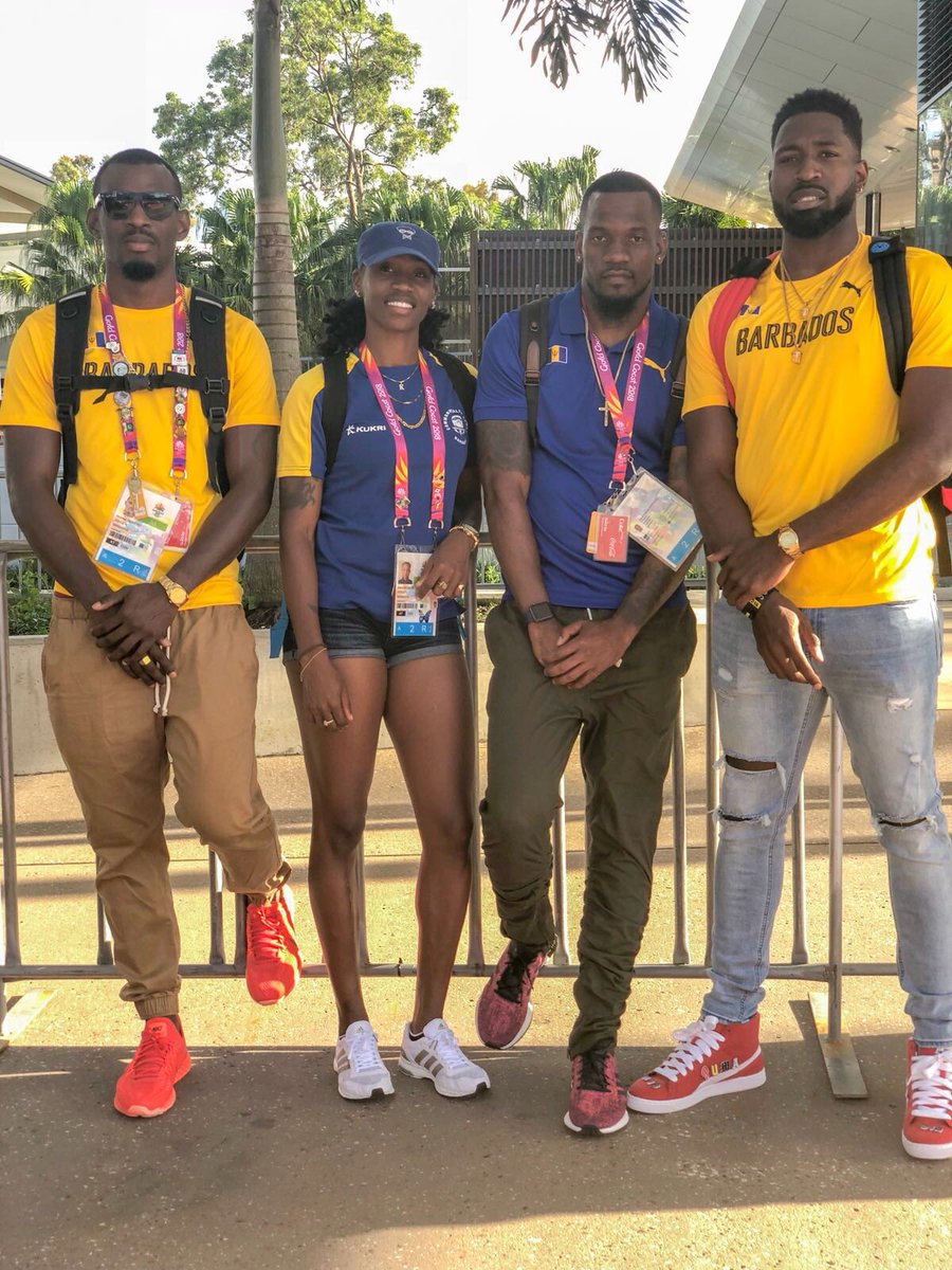 DaRealCurveKing's tweet photo. The Gang was out and about yesterday 🤙🏾🔥🇧🇧 #wearesquadgoals #checkthefeet🔥 #istaywitexclusives https://t.co/nSM55RVMtN