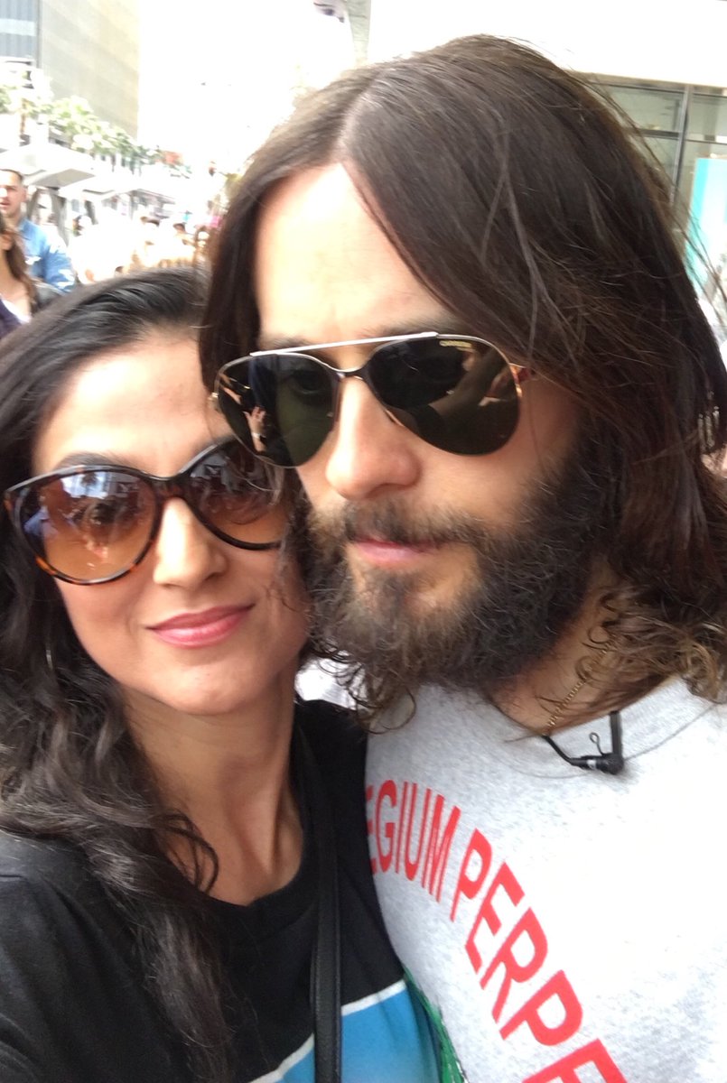 widaohm's tweet photo. So this happened! Thanks @jaredleto what a great day!! Love the new album &amp; will never forget today! @30SECONDSTOMARS #AMERICA #dangerousnight  #rescueme #MarsIsHere  #dangerousnight  #JaredLeto #ThirtySecondsToMars https://t.co/L1MOXZL6Rp