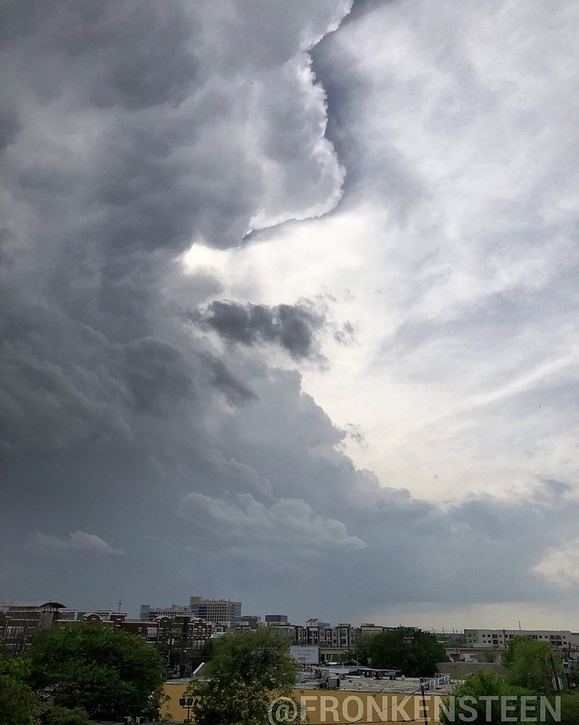 Fronkensteen's tweet photo. Y’all best get the chickens. #GETTHECHICKENS #FronkensteenDoesTheWeather #Dfwwx #txwx #Texasweather #SpringShowers #Weather #Clouds #StormClouds #severethunderstormwarning https://t.co/LeKIS2SYG8 https://t.co/EpjRywPL6s
