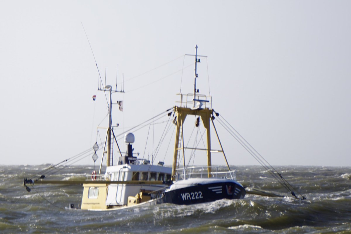#Noordzee #visserij
Het was een donderdag even een flinke bries uit het noordwesten die de golfen flink op stuwde zo dat WR 222 soms gedeeltelijk zichtbaar was!