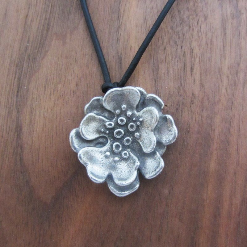 tlrcustom's tweet photo. Here's a necklace celebrating nature's ultimate pioneer, the #lichen https://t.co/3I71jJF5IS or https://t.co/f0zpe6PxHD #lichenology, #mycology #botany #sciart #taylorcustom https://t.co/VtXFU34POY