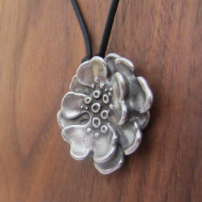 tlrcustom's tweet photo. Here's a necklace celebrating nature's ultimate pioneer, the #lichen https://t.co/3I71jJF5IS or https://t.co/f0zpe6PxHD #lichenology, #mycology #botany #sciart #taylorcustom https://t.co/VtXFU34POY