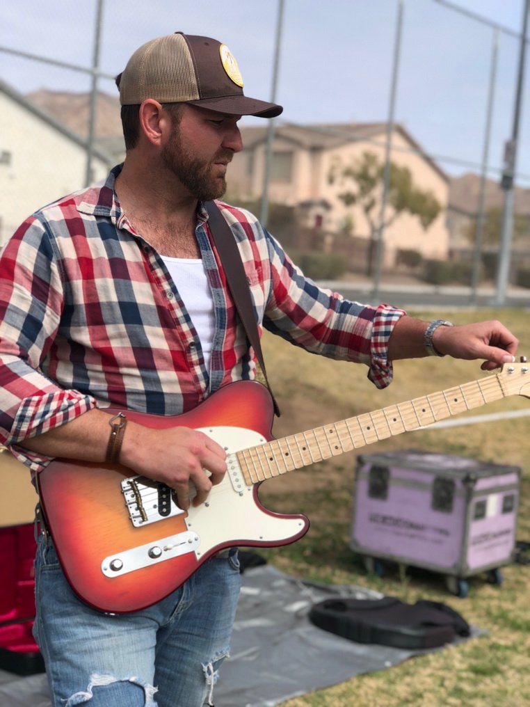 ryansimsband's tweet image. Tuning up before hitting the stage at Las Vegas High School in Las Vegas, NV on the @HSNTours Spring Tour, March 20th, 2018

#ryansims #highschoolnation #lasvegashighschool #lasvegas #countrymusic #countryrock