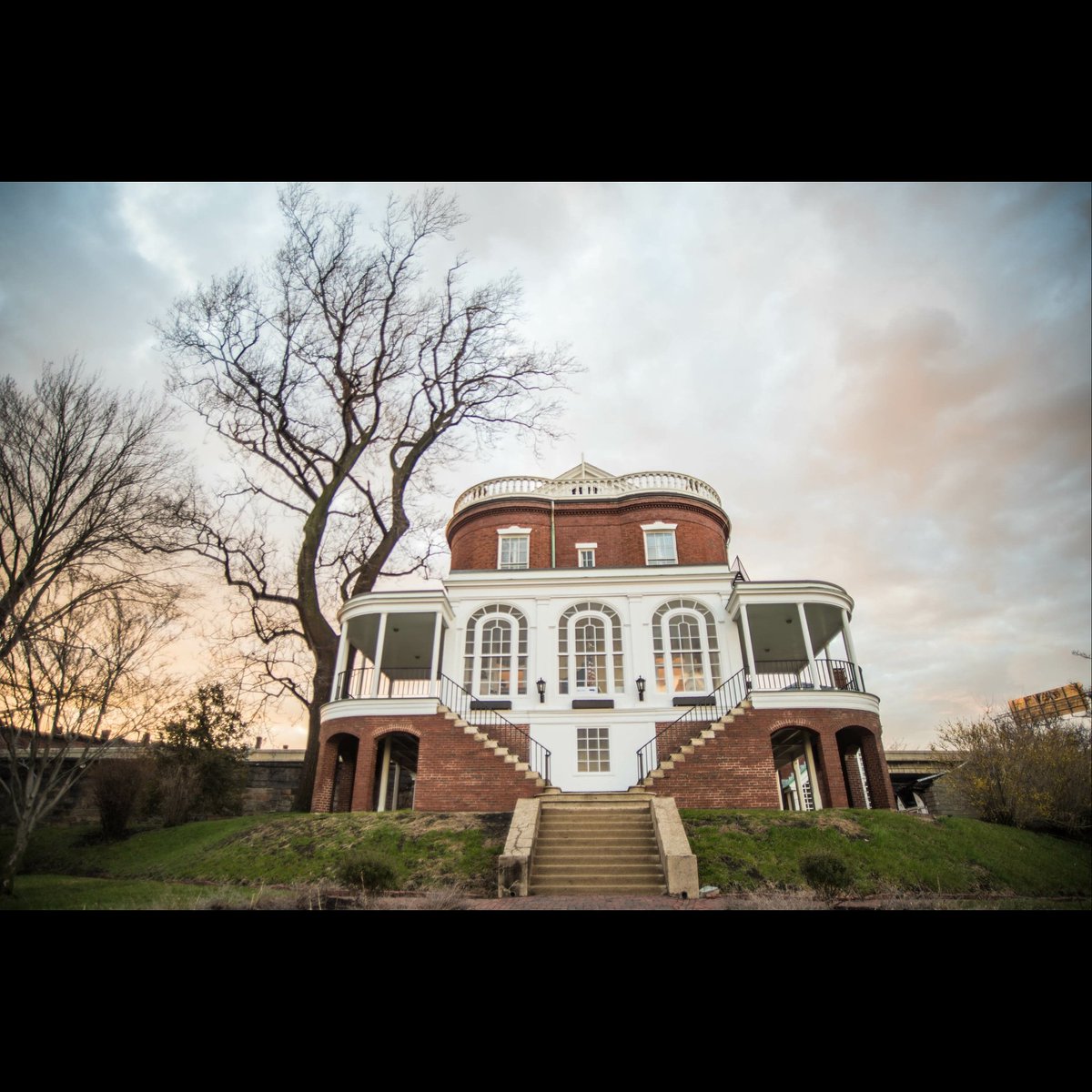 A #StunningSunset at the #CommandantsHouse #CharlestownNavyYard
@universalhub