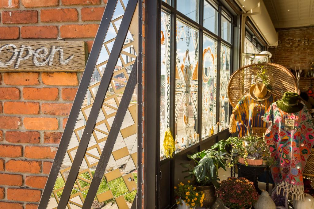 tbdmag's tweet photo. To find unique artifacts for Eldorado General Store, @ErinGavle travels west on old trade routes. What results is a carefully curated store that will delight both a seven-year-old and a 70-year-old. https://t.co/g0B05FoWdQ https://t.co/tzfds2Bx06