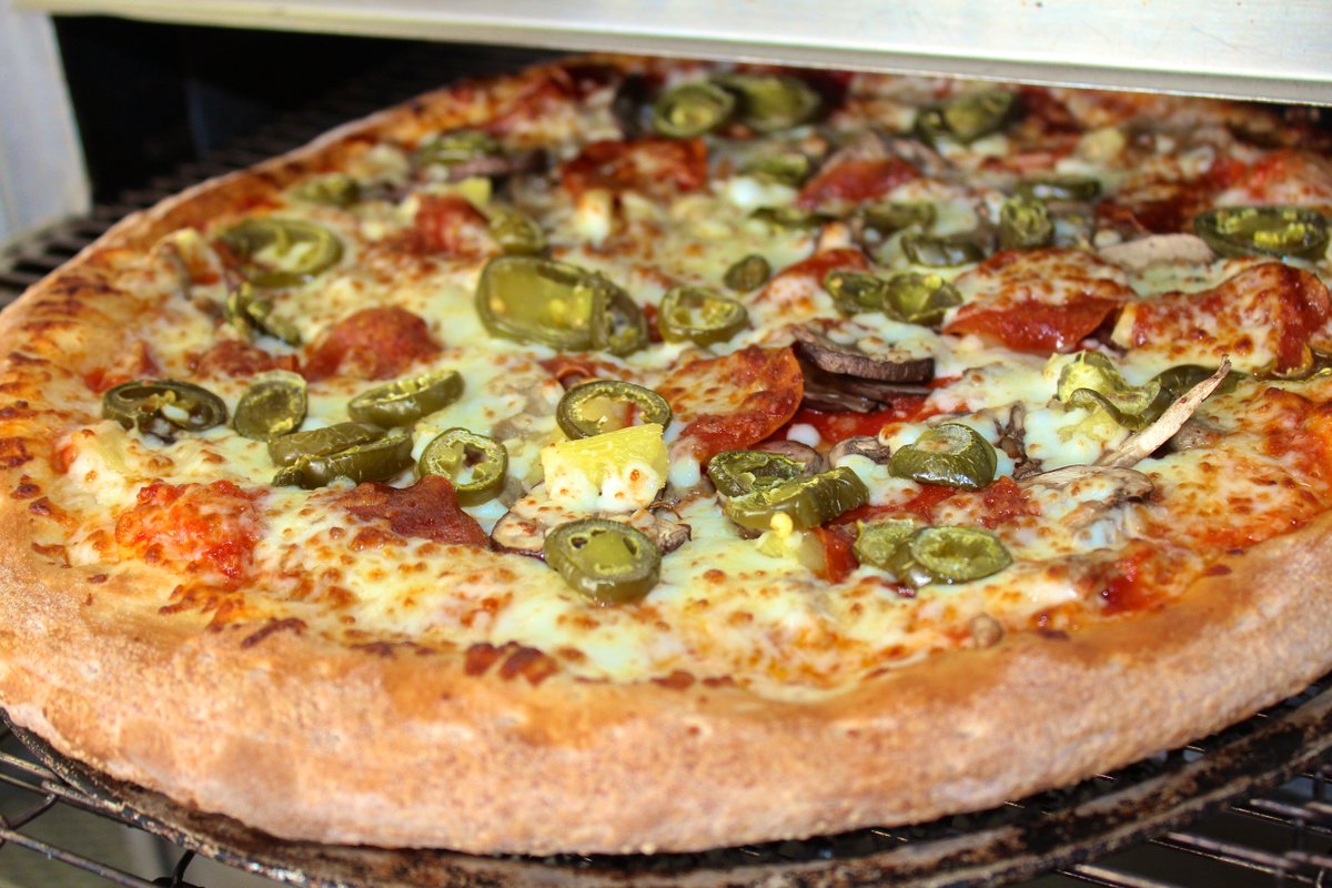 PapaJohnsAlaska's tweet image. We can ride with that. 🍍🍕🙌 #PizzaHack: Try it with some heat 🔥jalapenos! #SpicyHot #Winnaz