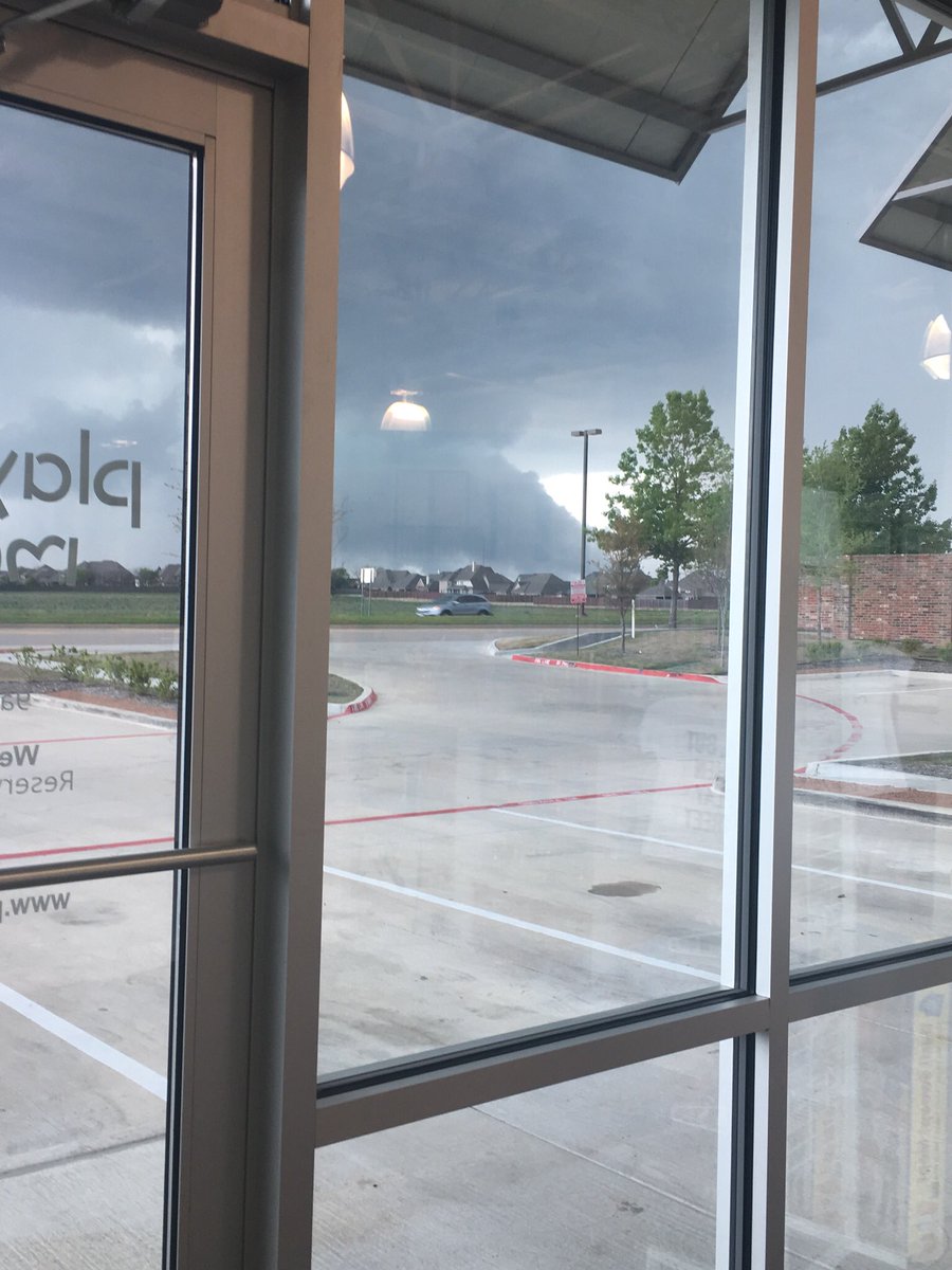 abbylbenefield's tweet photo. Tornado warning while closing alone at work was the scariest feeling in my life. This picture is from 5:42pm https://t.co/cBiBiRMF7y