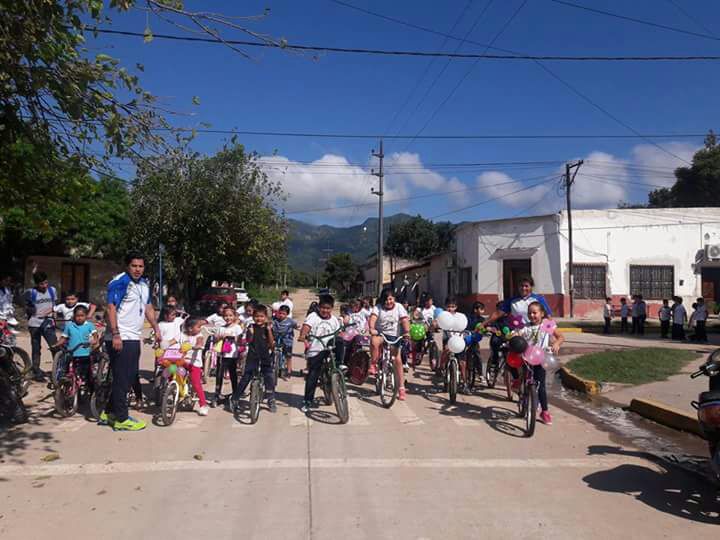 EFSaltaMECyT's tweet photo. #6deAbril bajo el lema: SEA ACTIVO TODOS LOS DIAS la Coordinación de EF de Salta dijo presente en el DIA MUNDIAL DE LA ACTIVIDAD FISICA.
Escuelas y comunidades de toda la provincia en movimiento! @aniberruezo @UrtubeyJM @PabloJuncos @MesonesLH https://t.co/N9n3Wd2xPu
