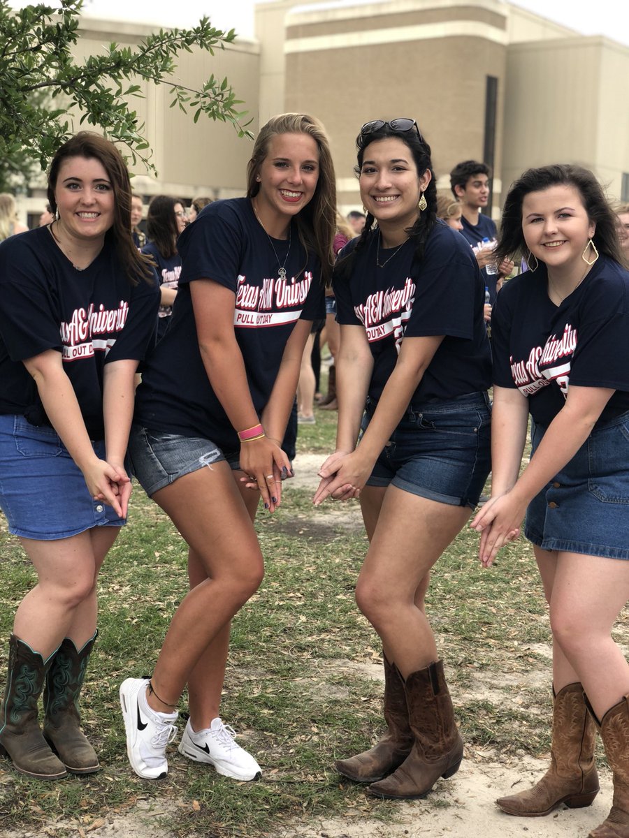 MaddieHinojosa's tweet photo. These are my best friends and we’re old and now we can whoop 👍🏼✨ #pulloutday https://t.co/YEgHmakE3C