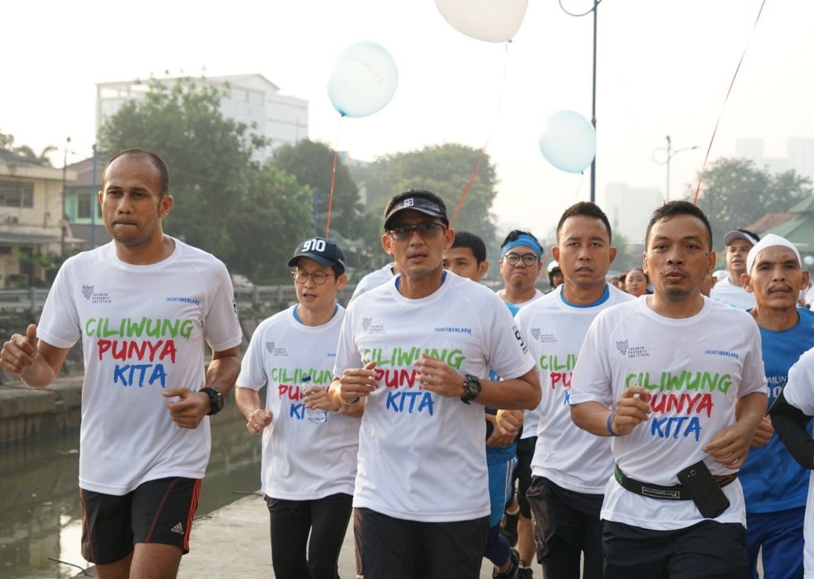 sandiuno's tweet photo. Pagi tadi mengikuti Ciliwung Run yang bertemakan #CiliwungPunyaKita bersama komunitas Jakarta Berlari dan jajaran Pemprov @DKIJakarta. https://t.co/AAzBUhxksd