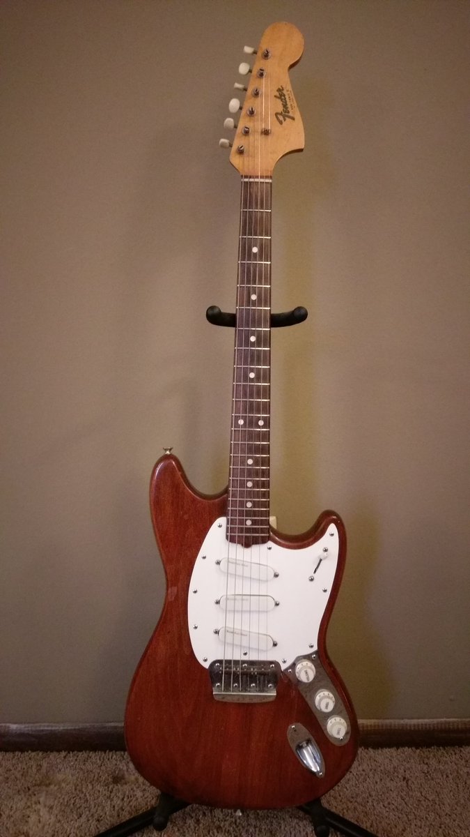 MoMatheson's tweet photo. @czelting @TheRealStyth It's the brown wood grain guitar in the middle. https://t.co/KmfiYqSaqt
