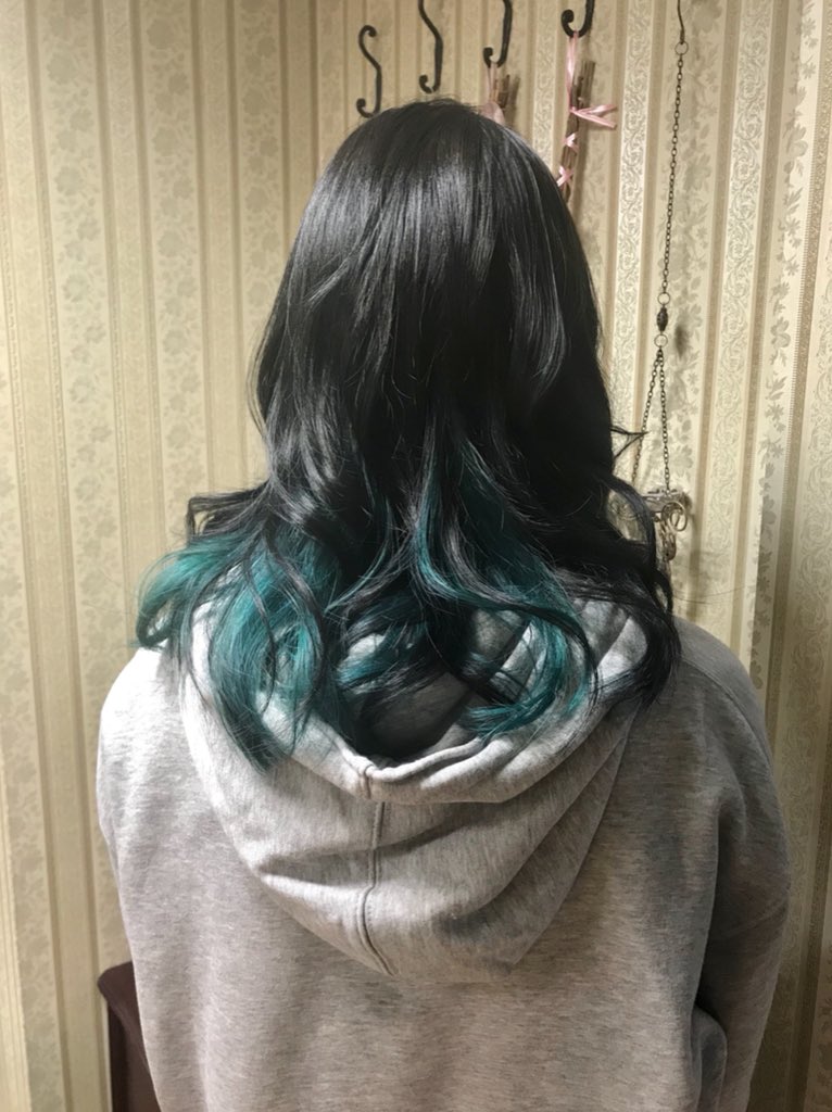 シャンテグラム Auf Twitter ヘアスタイル紹介 全体的に明るめのブラウンから フルカラーチェンジ致しました くすんだブルーグリーンのインナーカラーに 表面は少し緑掛かった黒髪で 落ち着いた雰囲気もありながら個性的です 細く柔らかい髪質で インナー