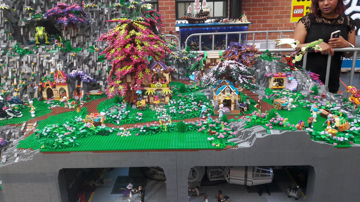 Elves and Star wars meet at Hamilton Lego show at the Atrium @WintecNZ <a href="/HamiltonCentral/">Hamilton Central</a>