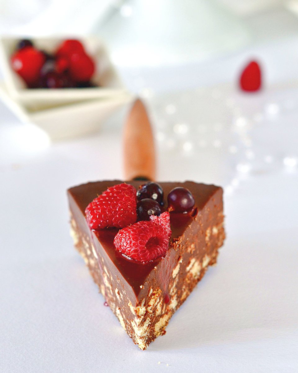 Torta di biscotti e #cioccolato con copertura di ganache SENZA uova 
E dopo la #Carbonara di ieri, ho eliminato le uova così stiamo tranquilli!! Haha.Tralasciando gli scherzi, quella che vi sto proponendo oggi è una golosissima torta al cioccolato facile da realizzare