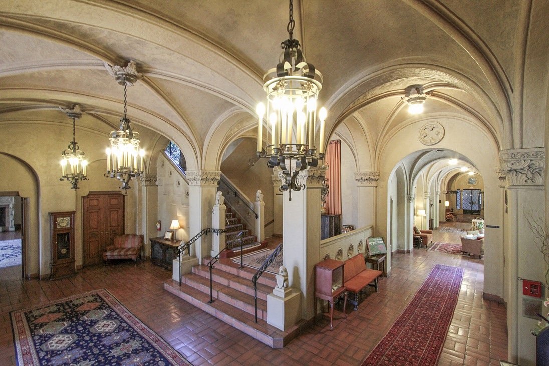 berkeleycityclb's tweet photo. Those arched ceilings though. 😍
#berkeleycityclub #thelittlecastle #juliamorgan #berkeley #historichotel #berkeleyhotel #berkeleyhistory #amazingarchitecture #interiordesign #friyay #fridayfunday #itstheweekend #tgif #fridayfeeling #planyourstay #historiclandmark #californialove https://t.co/KRf2RnwJk9