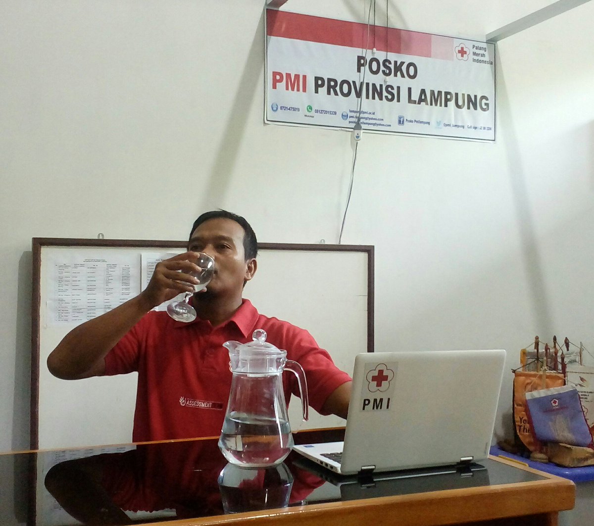 pmi_lampung's tweet photo. Mulai Hari ini Paksakan diri untuk minum Air Putih minimal 8 Gelas sehari, tubuh menjadi sehat dan meningkatkan energi #HealthForAll #HealthyInsideOutside #PMIsiapbantu @palangmerah @dinkes_lampung https://t.co/lfjHTEMAFx