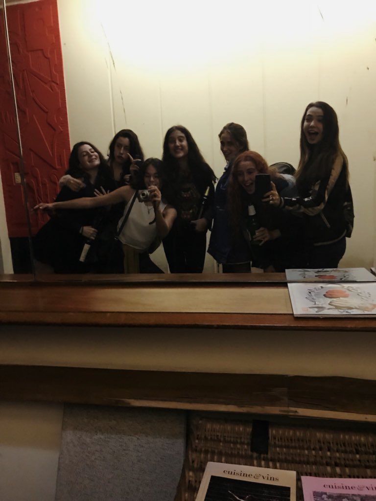 LenaNarvay's tweet photo. *hagamos que somos adolescentes que están por salir de joda* https://t.co/Xuvu6T6ilj