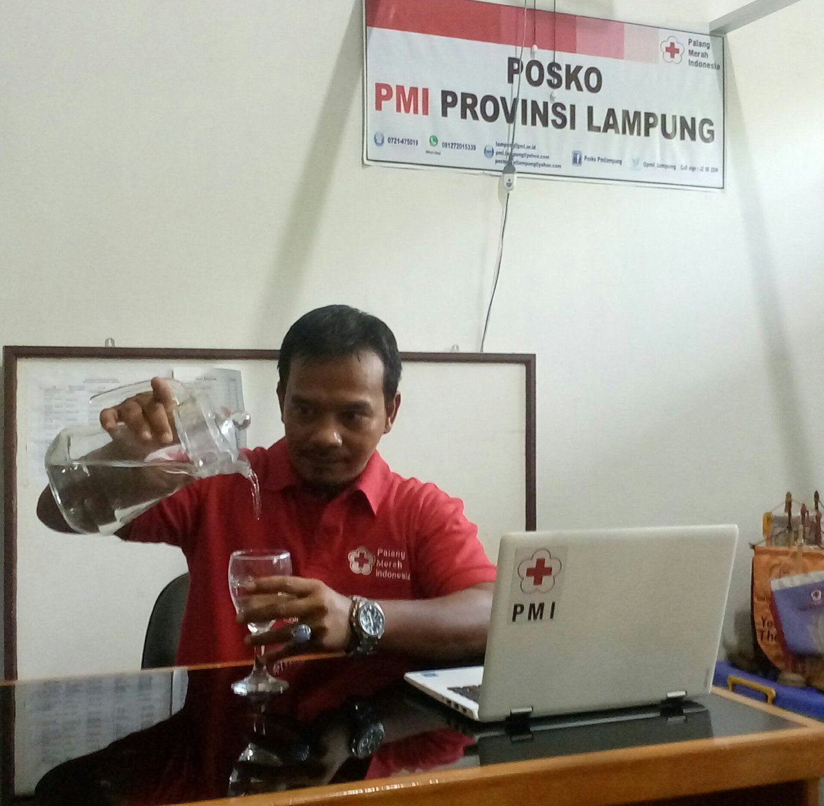 pmi_lampung's tweet photo. Mulai Hari ini Paksakan diri untuk minum Air Putih minimal 8 Gelas sehari, tubuh menjadi sehat dan meningkatkan energi #HealthForAll #HealthyInsideOutside #PMIsiapbantu @palangmerah @dinkes_lampung https://t.co/lfjHTEMAFx