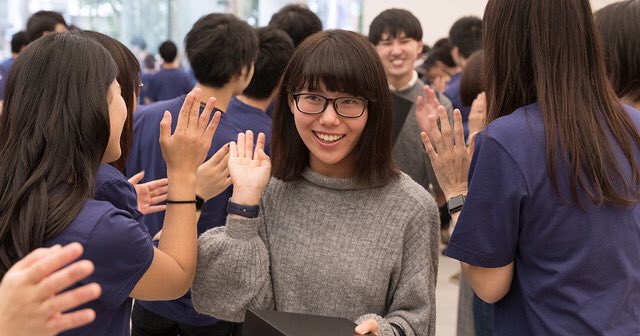 tim_cook's tweet photo. Apple loves Tokyo and our customers, employees, developers and partners across Japan! Apple Shinjuku is here for you. ぜひ遊びにきてください。🇯🇵 https://t.co/fSW1KTOapT