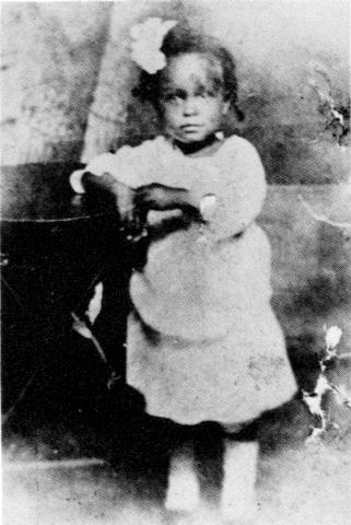 BillieHolidayHQ's tweet photo. #BillieHoliday was born April 7, 1915 in Philadelphia. In a mere 44 years she blessed us with a devotion to family, friends &amp; food, an abiding love for pets and an emotional depth to music that still lights the way 103 years on! Happy birthday Lady Day! 🎂 https://t.co/LP2EhDxRFN https://t.co/KM3lVy1otL