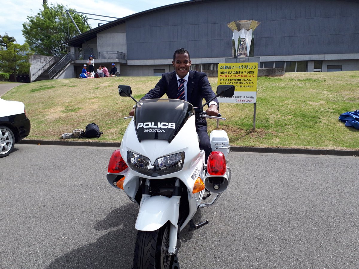 ヴァンフォーレ甲府 南甲府警察署ブースで リンス選手のサイン会を行いました 白バイに乗るリンス選手 かっこいいです Vfk 完遂