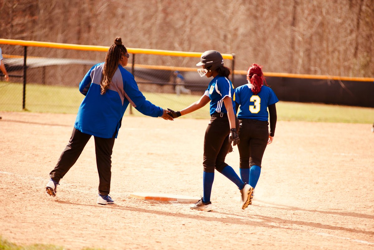 bjwardsports's tweet photo. @WiseSoftball coach putting in work. @WisePumaSports https://t.co/2zQEbwFARJ