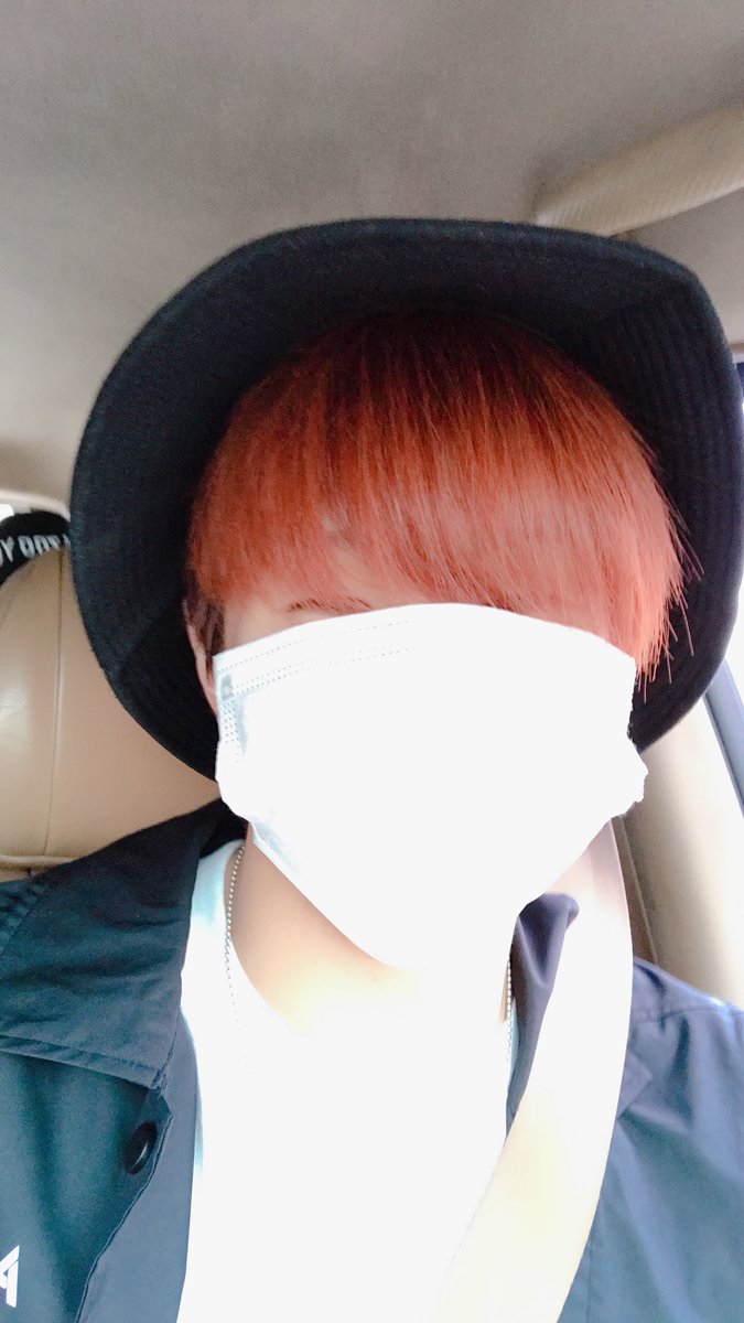 offclASTRO's tweet photo. 그럼 나는 누구게요~~~~???히히 
#이정도는 #가려줘야 #아로하여러분들이 
#한번에 #아시지💕🐶 https://t.co/W9Gg4IilIm